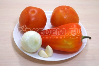 2 помидора, луковицу, болгарский перец и 2 зубчика чеснока вымыть и очистить.
