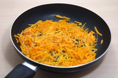 Обжарить тертую морковь, помешивая, 2-3 минуты.