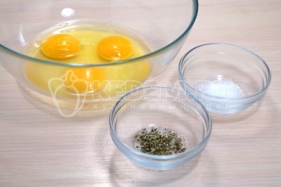 3 яйца взбить в миске с щепоткой соли и 1/4 чайной ложкой сушеного базилика.