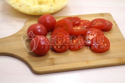 4-5 средних спелых помидора нарезать кружочками.