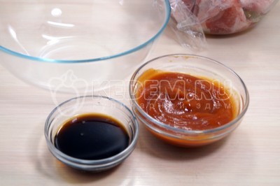 В миске смешать 100 грамм томатной пасты и 100 миллилитров соевого соуса.
