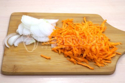 Луковицу нарезать полукольцами, морковь натереть на крупной терке.