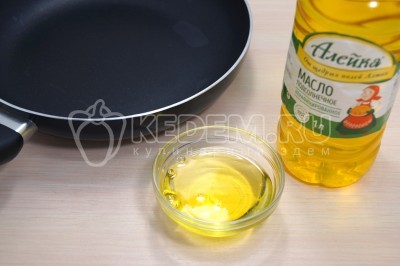 На сковороде разогреть 3 столовые ложки натурального нерафинированного подсолнечного масла.