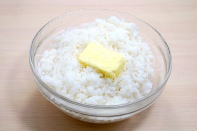 Заправить отварной рис 1 столовой ложкой сливочного масла.