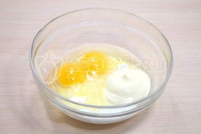 В миске смешать 100 грамм сметаны, 2 столовые ложки майонеза и 2 яйца.