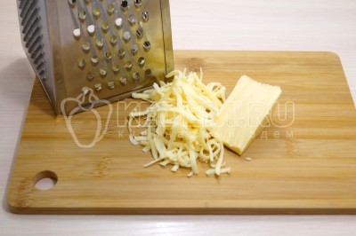 Натереть 50 грамм любимого сыра на терке.