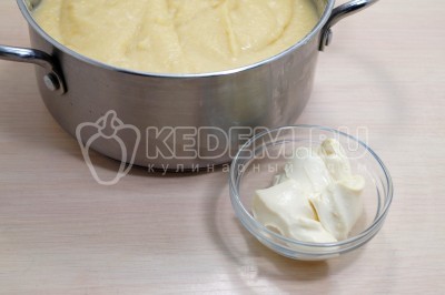 Добавить 3 столовые ложки любимого плавленого сыра и готовить на медленном огне, помешивая, 2-3 минуты, пока сыр не расплавится.