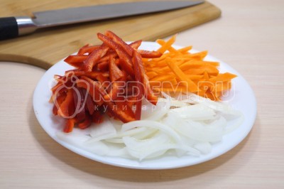 Луковицу нарезать перьями, морковь и болгарский перец нарезать соломкой.