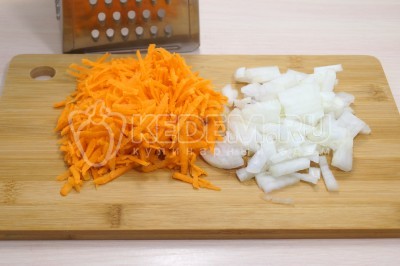 Луковицу и морковь очистить. Лук мелко нашинковать. Морковь натереть на крупной терке.