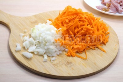 Лук и морковь очистить. Нарезать мелко луковицу. Морковь натереть на крупной терке.