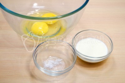 В миске смешать 2 яйца, 3 столовые ложки молока и 1 щепотку соли.