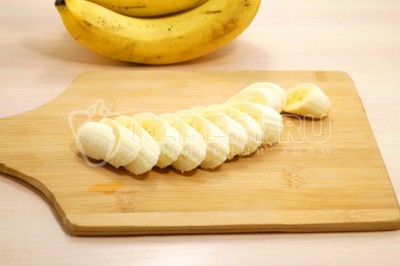 Банан нарезать на ломтики.