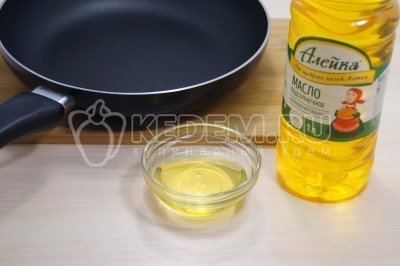 На сковороде разогреть 3 столовые ложки натурального подсолнечное масла.