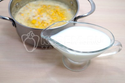 Влить 400 миллилитров молока и готовить пшенную кашу, помешивая, на медленном огне, 20-25 минут.
