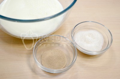 В большой миске подогреть 300 миллилитров молока, чтобы оно было теплое. Добавить 1 чайную ложку сухих дрожжей и 2 столовые ложки сахара. Перемешать.