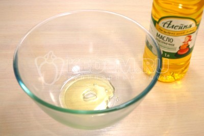 Смазать чистую и сухую миску 2 столовыми ложками натурального подсолнечного масла.