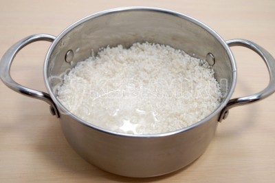 Промыть рис и переложить в кастрюлю. Влить 400 миллилитров воды и варить 12-15 минут до готовности.