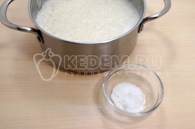 Посолить готовый рис по вкусу, перемешать и оставить на 2-3 минуты.