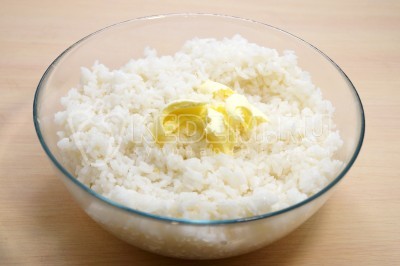 Отварной рис переложить в миску и заправить 30 граммами сливочного масла.