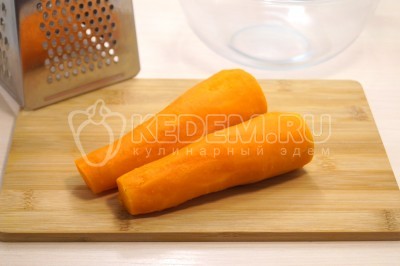 Морковь промыть, сложить в кастрюлю залить водой. Варить до мягкости на среднем огне под крышкой 20-25 минут. Отварную морковь остудить и очистить.