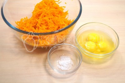 Добавить к натертой моркови 3 яйца и 1 щепотку соли.