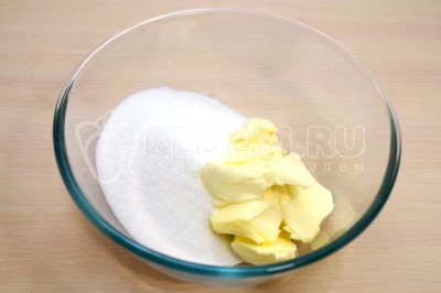 В миске смешать 220 грамм мягкого сливочного масла и 130 грамм сахара.
