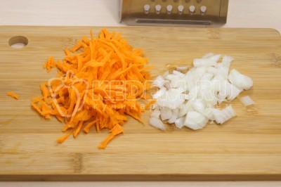 Луковицу мелко нашинковать, морковь натереть на крупной терке.