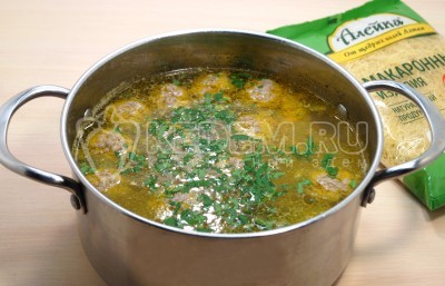 В конце добавить зелень петрушки и дать супу настояться 10-15 минут.
