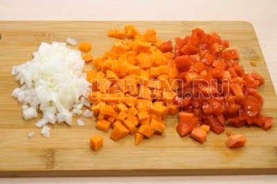 Мелко нашинковать луковицу. Морковь и 2 помидора нарезать небольшими кубиками.