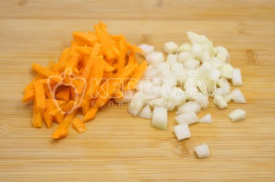Мелко нарезать луковицу и соломкой нарезать морковь.
