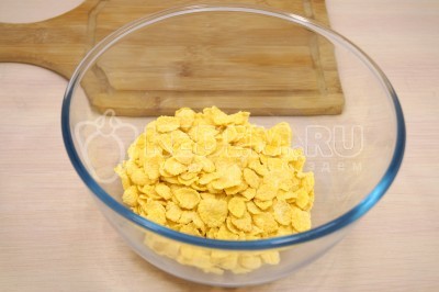 Чтобы приготовить оригинальную панировку для куриных грудок, нужно отмерить 200 грамм несладких кукурузных хлопьев для завтраков.