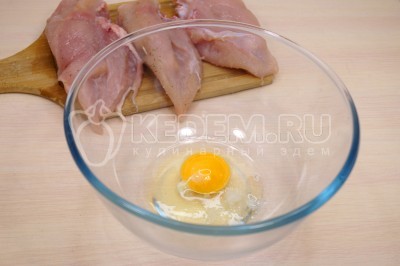 В миске взбить яйцо и немного посолить.