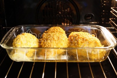 Запечь куриное филе в духовке, в разогретой до 180 градусов Цельсия, 15-20 минут.