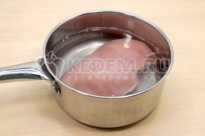 Куриное филе хорошо промыть и выложить в сотейник. Залить холодной водой.