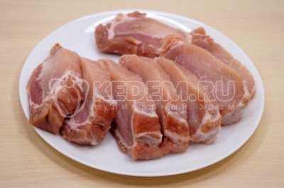 Мясо свинины нарезать на ломтики.
