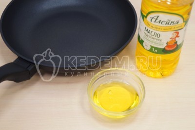 На сковороде разогреть 3 столовые ложки натурального подсолнечного масла.