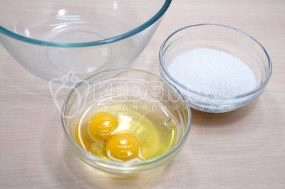 Чтобы приготовить песочный пирог с вареньем, для начала нужно в большую миску разбить 2 яйца, добавить 120 грамм сахара.