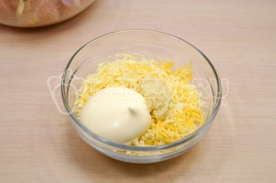 В миске смешать 150 грамм натертого на мелкой терке любимого твердого сыра, 2 прессованных зубчика чеснока и 2 столовые ложки майонеза.
