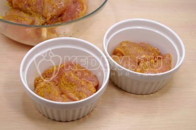 В небольшие порционные формочки или горшочки для запекания выложить слой курицы.