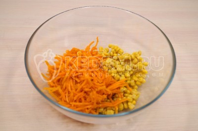 В большой миске смешать 150 грамм моркови по-корейски и 150 грамм консервированной кукурузы.