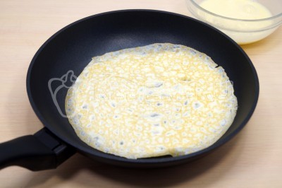 Испечь на сковороде 3-4 тонких яичных блинчика.