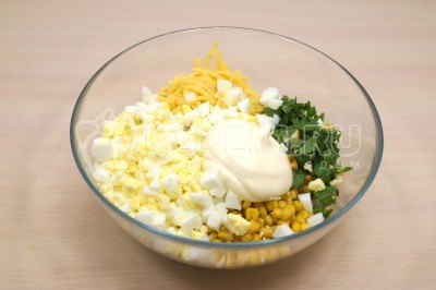Добавить нарезанные отварные яйца и 2 столовые ложки майонеза. Посолить салат по вкусу.