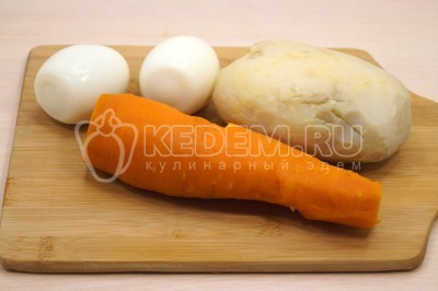 Картофель, морковь и яйца очистить.