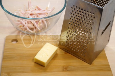 50 грамм твердого сыра натереть на средней терке.