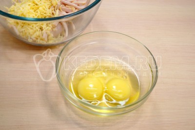 В миске взбить 2 яйца.