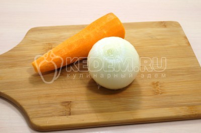 Чтобы приготовить говядину в горшочках в духовке с картошкой и овощами, нужно луковицу и морковь очистить.