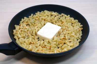 В середину сковороды выложить плавленый сыр.