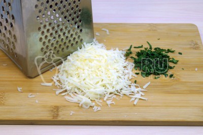 На мелкой терке натереть 50 грамм твердого сыра и мелко нашинковать пучок зелени петрушки.