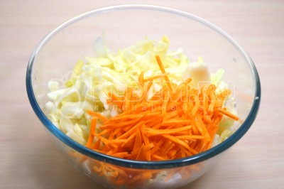 Добавить соломкой нарезанную свежую очищенную морковь.