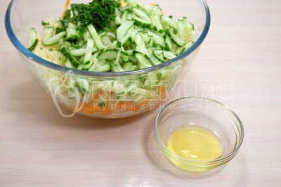 Заправить салат 3 столовыми ложками растительного масла.
